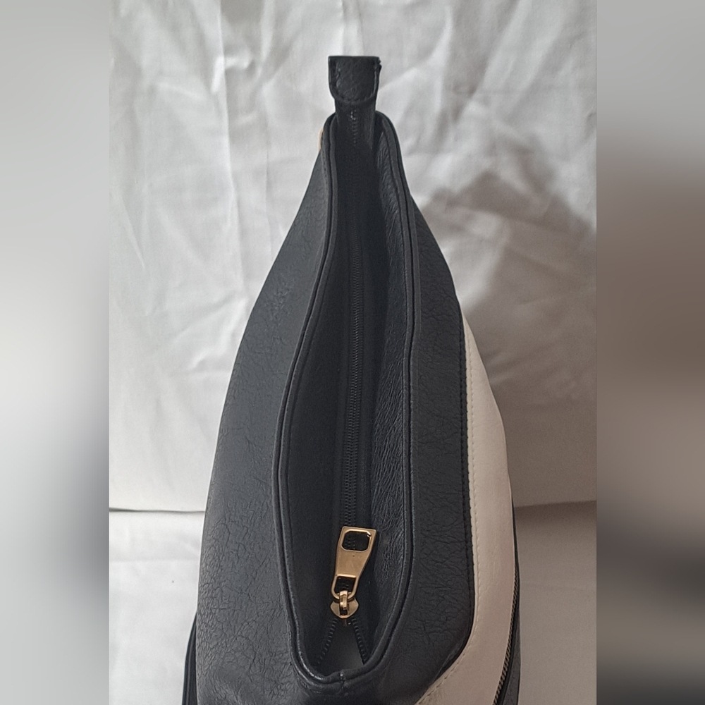 Black & White Strip PVC Leather Shoulder/Crossbody Bag EUC - Picture 6 of 15